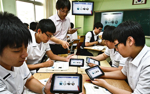 Estudantes sul-coreanos na sala de aula com seus tablets: investimento de US$ 2 bilhões