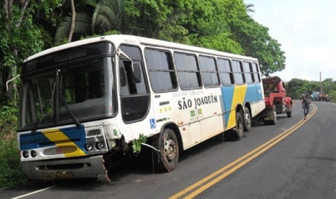 ônibus da São Joaquim quebrado sendo rebocado para a garagem da empresa