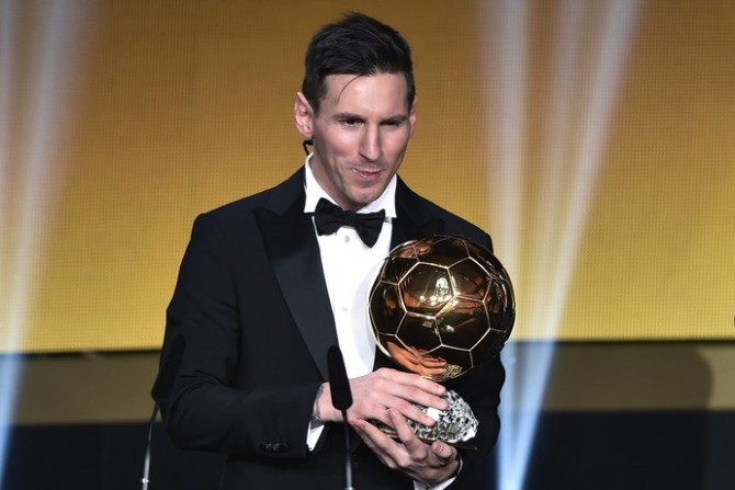 Messi leva a Bola de Ouro para casa pela quinta vez na carreira (Foto: FABRICE COFFRINI/AFP)