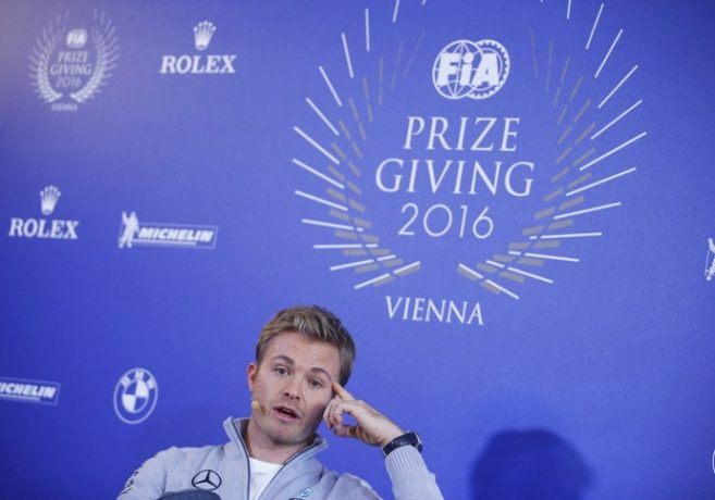 Nico Rosberg anuncia aposentadoria da F1 em premiação da FIA (Foto: Reuters)