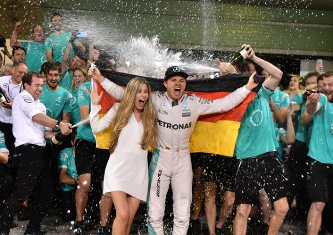 Nico Rosberg celebra título com a equipe Mercedes e a esposa Vivian Sibold em Abu Dhabi (Foto: AFP)
